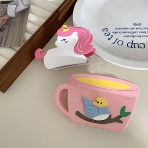 Haarklammern in Form eines Einhorns und Kaffeebechers für elegantes Styling