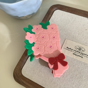 Detalle de pinza para el pelo de acetato con flor de cerezo, pétalos rosas y hojas verdes