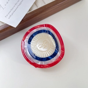 Gros plan d'une pince à cheveux vintage en acétate avec des cercles concentriques