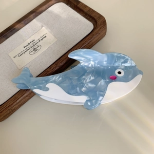 Détail d'une pince à cheveux dauphin bleu ciel fabriquée en fibre d'acétate premium