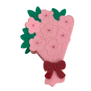 Pinza de pelo con flores de cerezo rosa, hojas verdes y un detalle de lazo rojo