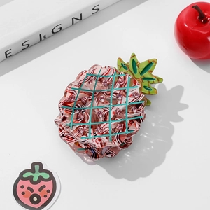 Vue détaillée de la pince à cheveux ananas avec des strass et motifs en acétate