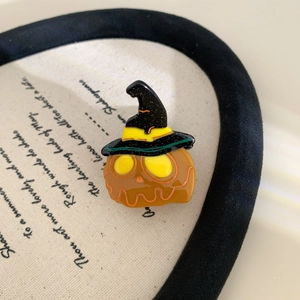 Macro di una molletta a zucca di Halloween con cappello da stregone nero glitterato