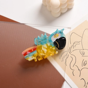 Detailaufnahme einer bunten Haarklammer in Papageienform aus hochwertigem Acetatmaterial