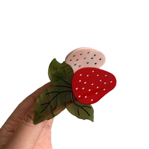 Pince à cheveux fraise en acétate avec des détails de feuilles rouges et vertes vives