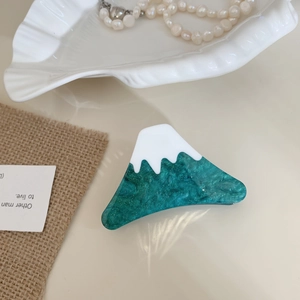 Dettaglio della molletta per capelli Monte Fuji con sfumatura blu glitter e neve