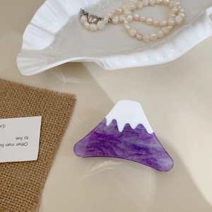 Dettaglio della pinza per capelli Monte Fuji in acetato con trama marmorizzata viola e glitter