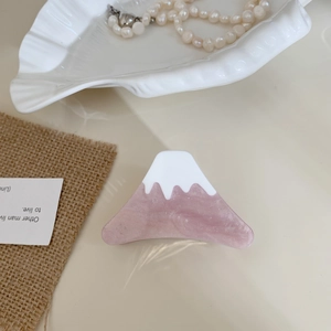 Dettaglio molletta per capelli a forma di Monte Fuji in acetato rosa con sfumatura perlata