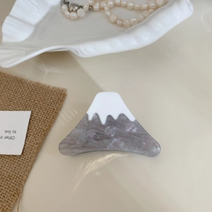 Dettaglio della molletta per capelli monte Fuji con motivo marmorizzato grigio e finitura lucida