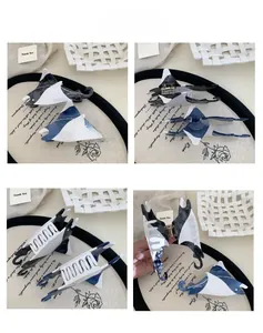 Dettaglio della molletta per capelli a manta in acetato con motivo marmorizzato blu e molla