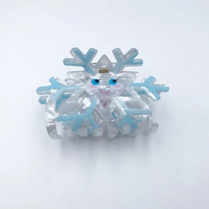 Détail de la pince à cheveux flocon de neige marbré bleu avec un visage de dessin animé