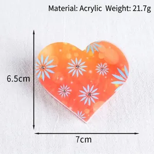 Détail de la pince à cheveux cœur en acrylique avec motif floral et strass, taille 7cm
