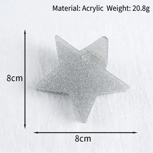 Vue macro de la pince à cheveux étoile argentée scintillante avec détails du matériau acrylique