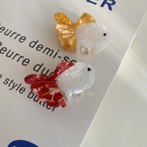 Eleganter Goldfisch-Haarclip aus Acetat mit perlweißem Finish und Marmor-Detail am Schwanz