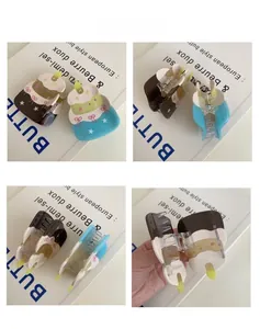 Dettaglio delle mollette per capelli a forma di dessert con design 3D e molla in metallo