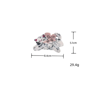 Detailed view of cat hair claw clip dimensions showing 8.4cm length and 5.1cm height