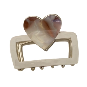 Elegante pinza per capelli in acetato avorio con un elemento decorativo a cuore marmorizzato