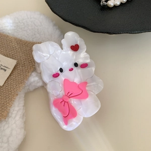 Dettaglio della pinza per capelli a coniglio bianco perlato con fiocco rosa