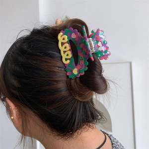 Pince à cheveux élégante en acétate avec motifs de cœur colorés et bords ondulés