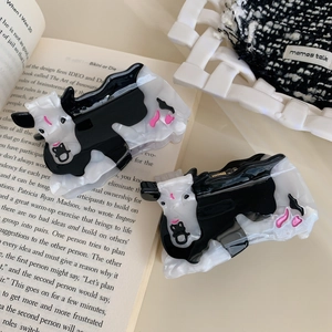 Lot de deux pinces à cheveux en acétate motif vache mignonne sur fond de livre esthétique