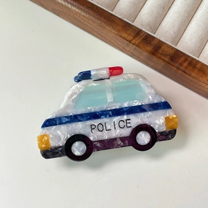 Vue détaillée de la texture marbrée et du design de voiture de police sur la pince à cheveux