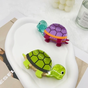 Creative turtle-shaped hair claw clips made of acetate in green and purple finishes