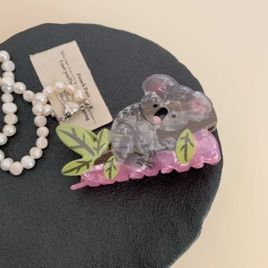 Detailansicht der kreativen Koala-Haarklammer aus grauem Acryl mit rosa Greifzähnen