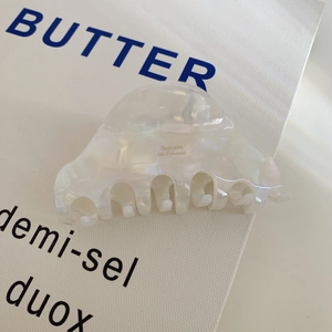 Detailansicht der perlmuttweißen Haarklammer aus Acetat mit Barrette La France-Schriftzug