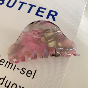 Detail einer Haarklammer aus rosa Marmorharz mit goldenem Barrette La France Schriftzug