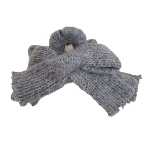 Pince à cheveux noeud en tricot gris avec texture hivernale et finition laine