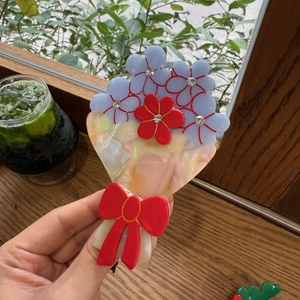 Pince à cheveux en acétate avec fleurs bleues et nœud rouge, décor de style de vie