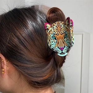 Grande pince à cheveux tête de léopard avec taches colorées sur un chignon élégant