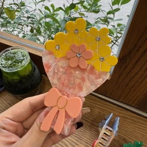 Pince à cheveux fleurie de style français en acétate avec nœud et strass jaune et rose