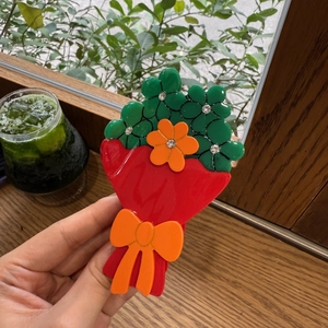 Pince à cheveux bouquet de fleurs avec base en acrylique rouge, fleur orange et cristaux