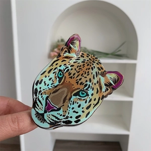 Détail du clip à cheveux tête de léopard avec motif artistique imprimé multicolore