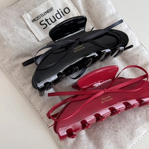 Pinces à cheveux élégantes noir et rouge vin avec rubans sur un sac en lin bio