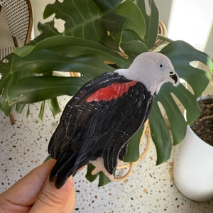 Gros plan d'une pince à cheveux en acétate en forme d'oiseau au design d'aigle élégant
