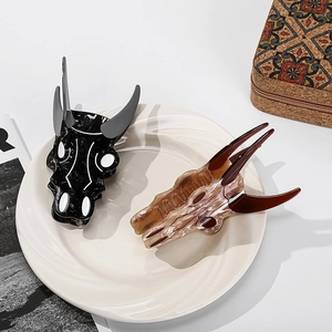 Pinces à cheveux en acétate motif tête de taureau, lot en noir et écaille de tortue