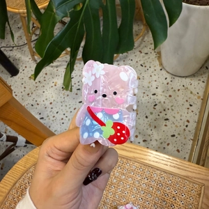 Pince à cheveux ours en acrylique rose avec détails de fleurs et de fraises