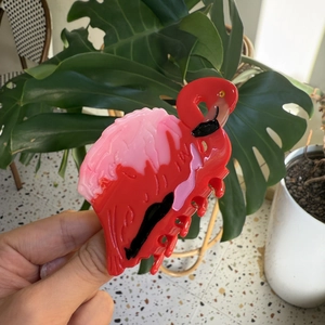 Pince à cheveux flamant rose en acétate rouge et rose pour une coiffure tropicale