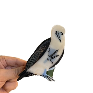 Pince à cheveux en forme de fou à pieds bleus en acétate au design noir et blanc