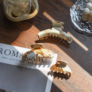 Three-piece marble pattern acetate hair claw set in milk tea color and amber tones
