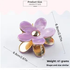 Dettaglio molletta per capelli a fiore in marmo viola con montatura in metallo dorato