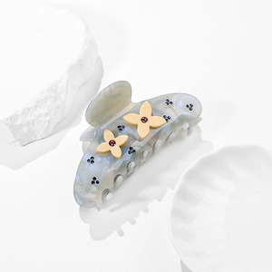 Dettaglio molletta per capelli in acetato grigio marmo con strass e fiori