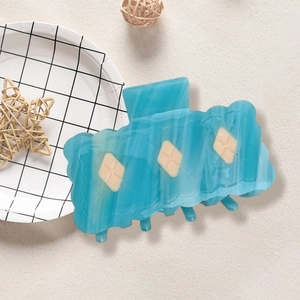 Pince à cheveux en acétate bleu marbré avec décors losanges beiges de style français