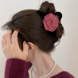 Pince à cheveux fleur rose élégante avec ruban en velours noir pour coiffure rétro