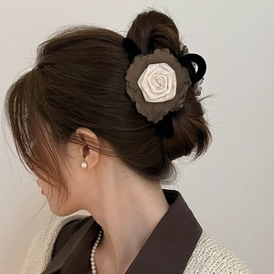 Pince à cheveux élégante en tissu rose vintage pour coiffure chignon française