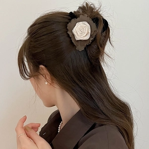 Pince à cheveux élégante en soie rose 3D blanche et marron portée par un mannequin de profil