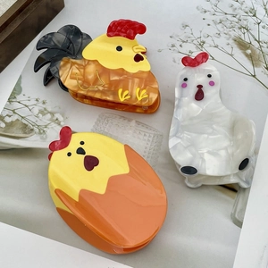 Lot de trois pinces à cheveux en acétate motif coq et poule avec finition nacrée élégante
