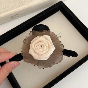 Détail de la pince à cheveux rose 3D avec pétales en tissu double épaisseur et base en velours